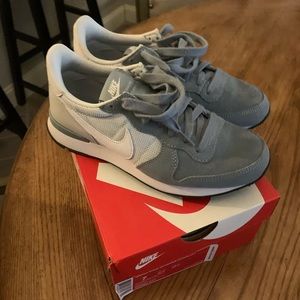 Nike size 7 women’s shoes